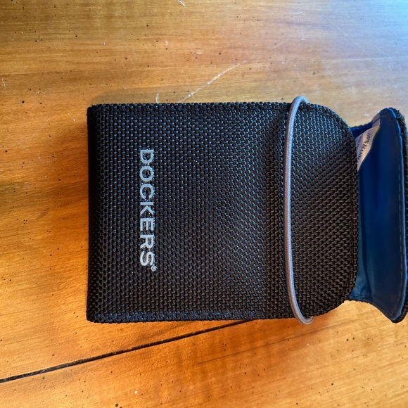 Dockers Men’s Black Travel Vacation Zipper Bag with matching Grooming Set. - Picture 6 of 6